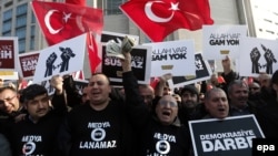 Turkey -- Supporters of the Hizmet movement of US-based Islamic cleric Fethullah Gulen shout slogans as they wave Turkish flags outside the Justice Palace in Istanbul, December 19, 2014
