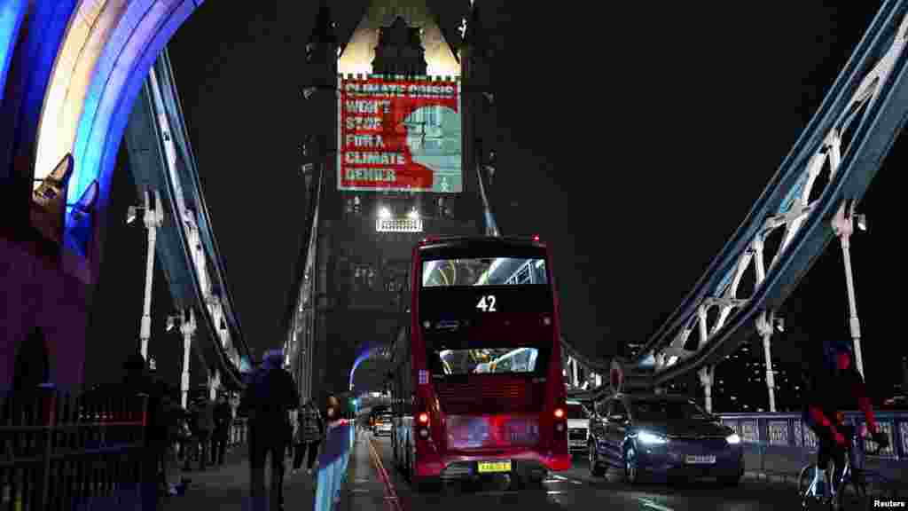 Klímaaktivisták üzenetet vetítenek a Tower Bridge-re Donald Trump megválasztott amerikai elnök sziluettjével a COP29 klímatárgyalások előtt Londonban 2024. november 7-én.&nbsp;Kevesebb mint egy héttel a bakui COP29, a világ legnagyobb nemzetközi éghajlatváltozási csúcstalálkozója előtt a londoni Tower Bridge-re és az azerbajdzsáni nagykövetségre vetítette üzeneteit a&nbsp;Green New Deal Rising nonprofit szervezet