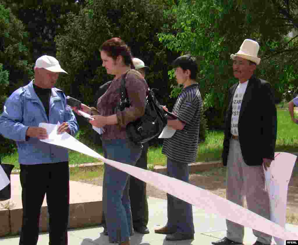 Өндүрүш Токтоназаров ушул кыймылдын лидери. - Kyrgyzstan - Picket in Support Of Radio Azattyk. 18May2009