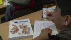 "Кызым тартынып, балам корко баштады". Орусиядагы мигранттардын балдарын кыйнаган тил сынак   