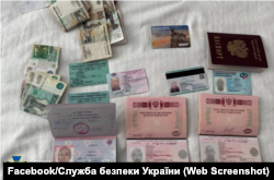 При задержании СБУ выявили российские паспорта, банковские карты и рубли