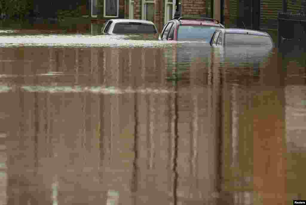 Cars are seen submerged under flood water on a residential street in the northern English town of York on December 28 after the Ouse River burst its banks. (Reuters/Andrew Yates)