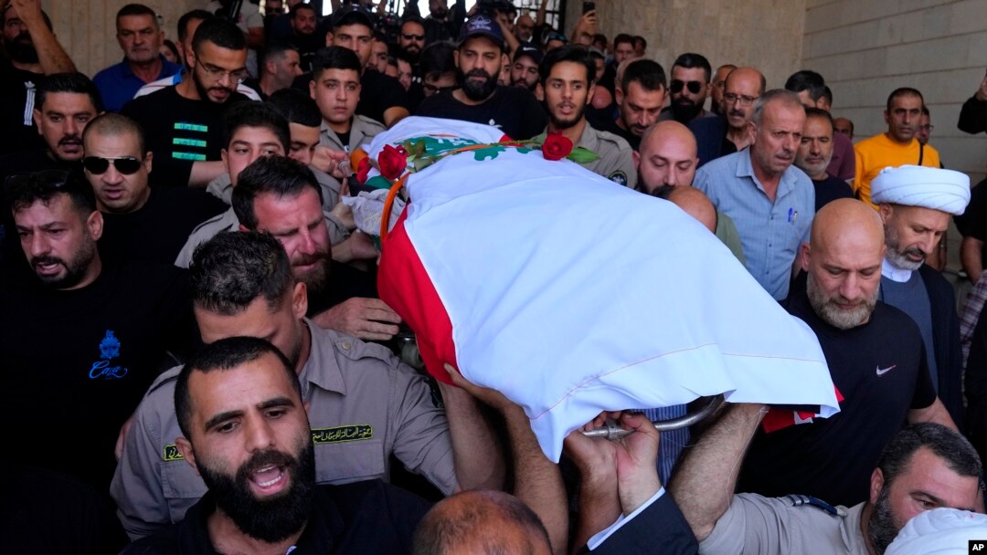 Imagine de la înmormântarea lui Issam Abdallah, jurnalist al agenției Reuters, omorât la începutul conflictului din Fâșia Gaza. Mai multe investigații arată că unii jurnaliști care relatau despre conflict au fost vizați de armata israeliană. 