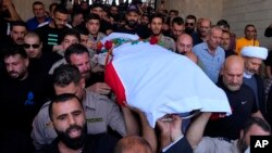 Imagine de la înmormântarea lui Issam Abdallah, jurnalist al agenției Reuters, omorât la începutul conflictului din Fâșia Gaza. Mai multe investigații arată că unii jurnaliști care relatau despre conflict au fost vizați de armata israeliană. 