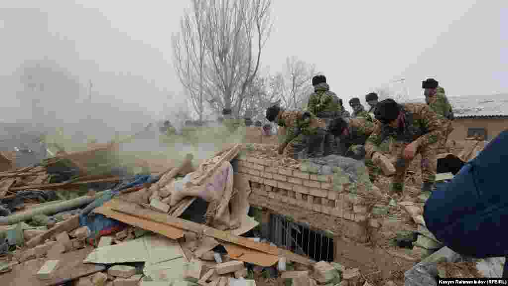 Damaged houses being searched.&nbsp;Around 20 homes are reported to have been destroyed in the crash.&nbsp;