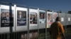 Čovjek prolazi pored izbornih plakata uoči parlamentarnih izbora, Bordo, Francuska 25. juna 2024.