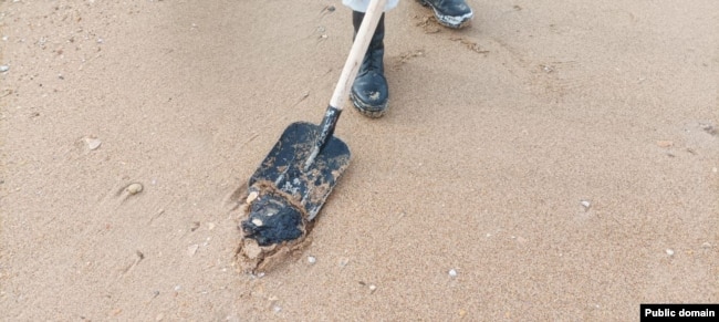 Мазут на пляжі в російській Анапі, фото з телеграм-каналу Оперштабу Краснодарського краю