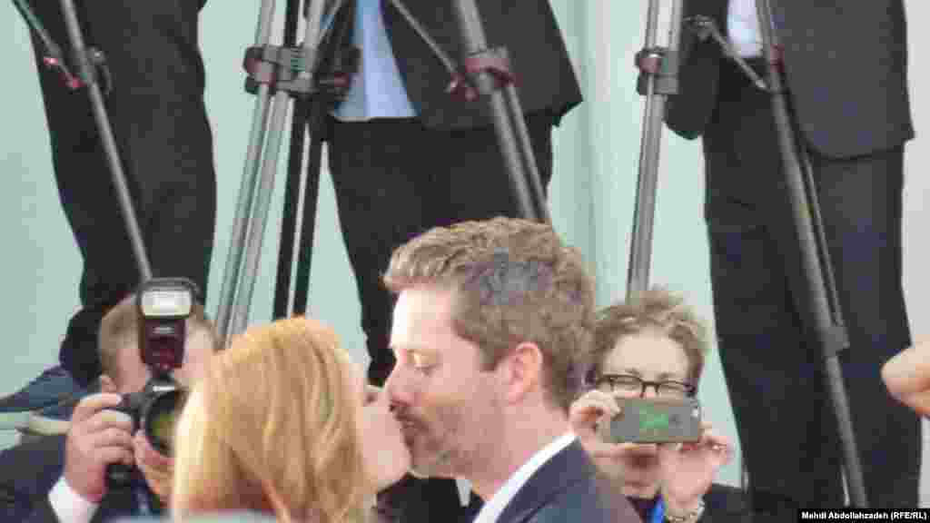 بوسه داغ اِمی آدامز هنرپیشه و خواننده آمریکایی بر لبان همسرش دارن لوگالو در مراسم فرش قرمز فیلم حیوانات شبگرد