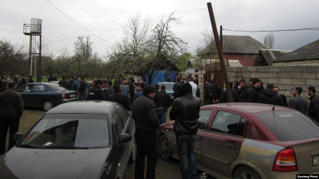 Lənkəranda insanlar ibadətdən əvvəl məscidin qarşısında (2 aprel 2013 / Foto: Xeber44.com)