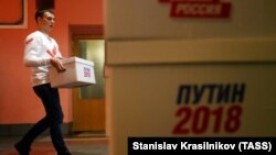 Путин өчен җыелган имзалы кәгазьләр тартмаларга тутырылган