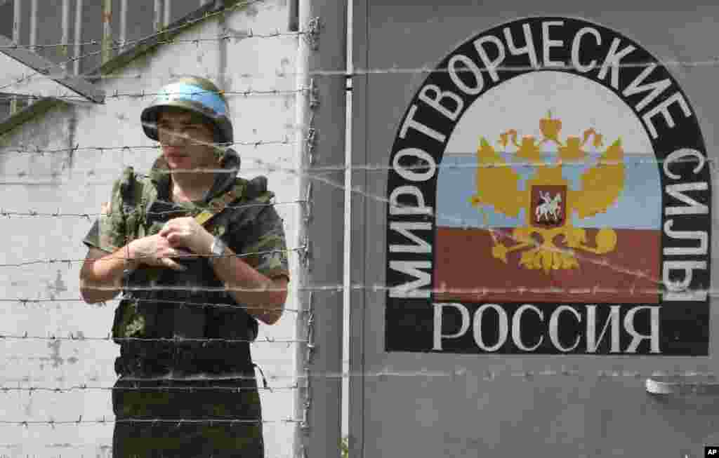 A Russian peacekeeper guards a checkpoint at the Inguri River in Abkhazia on August 14, 2008. In Georgia&#39;s other breakaway region of Abkhazia, Russian peacekeepers had been stationed since 1994 to stop military clashes and ethnic cleansing that began in 1992, along with unarmed UN observers. This force fought sporadically with local Georgian militants as well as militants from the neighboring North Caucasus. As fighting broke out in South Ossetia in August 2008, Russian and Abkhaz forces attacked Georgian troops in the Kodori Gorge and then moved into Georgia.