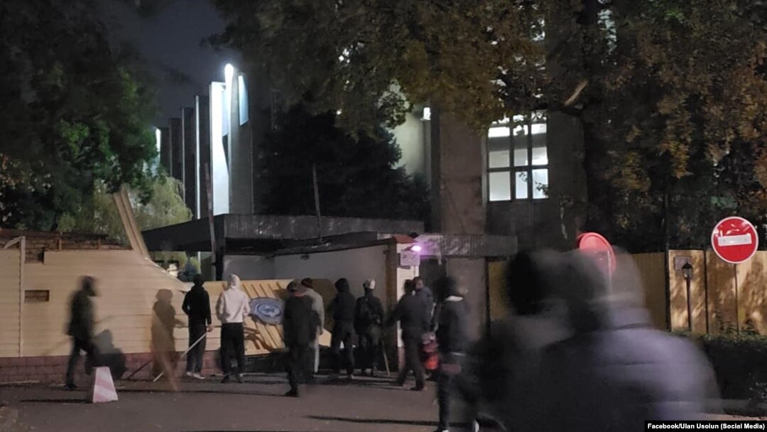 МХДҚ дарвозасини бузиб кираётган митингчилар, Бишкек, 2020 йил 6 октябри.