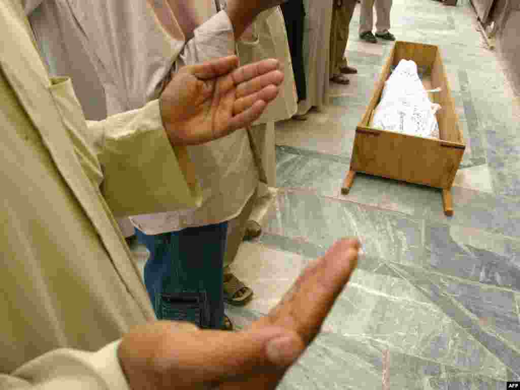 Irak - Molitva za poginule - Devet tjedana prije nego što bi američke trupe trebale da napuste iračke gradove, ova je zemlja suočena sa novom spiralom nasilja. Samo je jedan teroristički napad ovog tjedna odnio 58 života. 