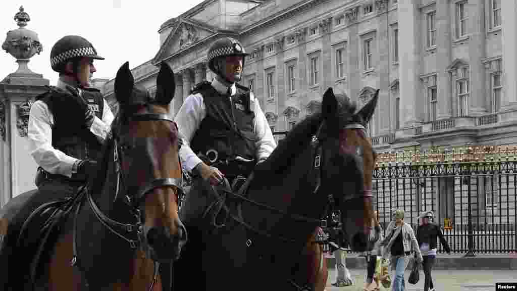 Konjički policajci patroliraju ispred Bakingemske palate u Londonu 16. maja 2011. Irski militanti koji se protive mirovnom procesu sa Britanijom upozorili su na bombu u centru Londona u ponedeljak, dan pre nego što je kraljica Elizabeta trebalo da doputuje u istorijsku posetu Irskoj &nbsp;