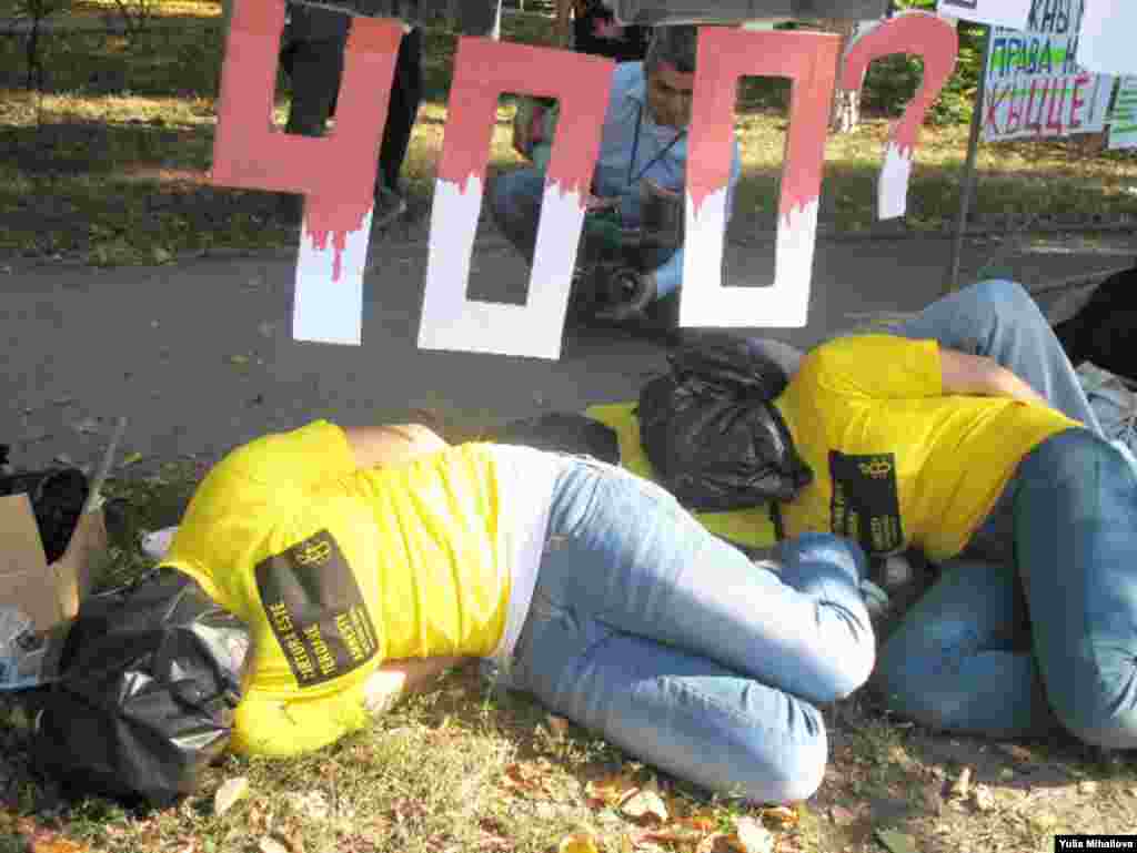 Актывісты Amnesty International пратэстуюць супраць сьмяротных пакараньняў насупраць беларускай амбасады ў Кішынэве