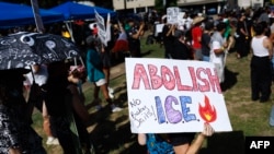 Unul din cele mai recente proteste din SUA împotriva ICE, la Houston, pe 19 iulie 2026.