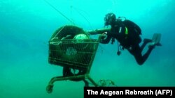 Отпад собран во морето во Грција