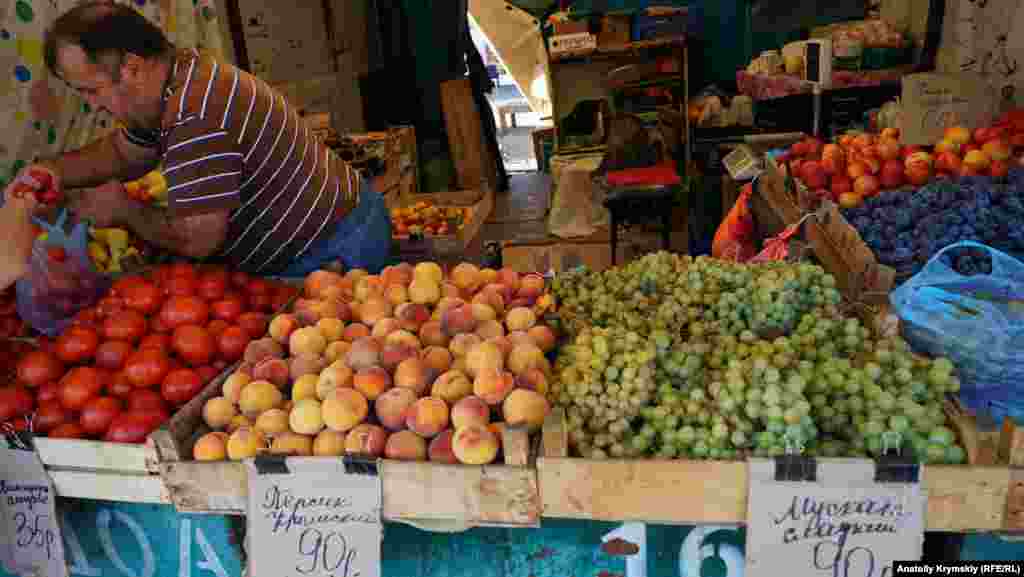 Туди в широкому асортименті продукція доставляється прямо з кримських полів, садів і виноградників, а також Керченськом мостом із сусідньої Росії і зарубіжжя. Кореспондент Крим.Реалії прогулявся ринком, подивився на ціни і покупців &laquo;Кримського Привозу&raquo;​