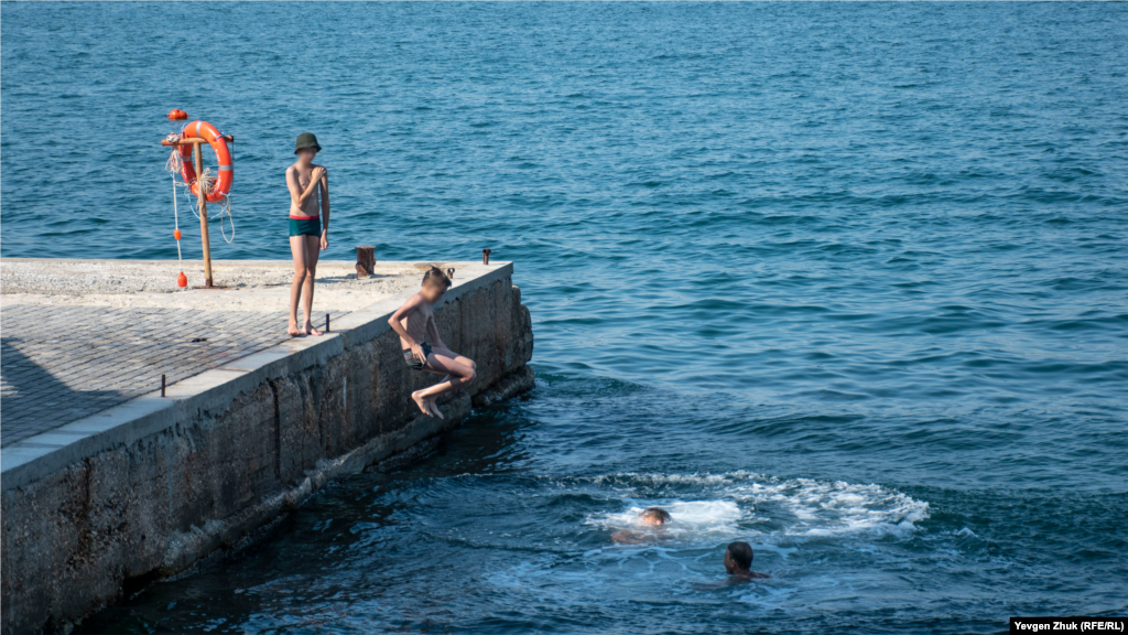 Щоб швидко охолодитися, можна просто стрибнути в море з набережної