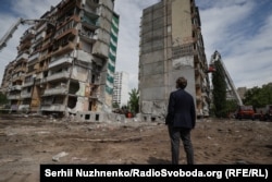 На місці зруйнованого російською ракетою житлового будинку у Києві, де загинуло 24 цивільних, серед яких троє дітей. Після завершення рятувальної операції. 15 тарвня 2026 року