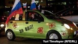 Участники автопробега "За Путина", прошедшего в Москве 18 февраля