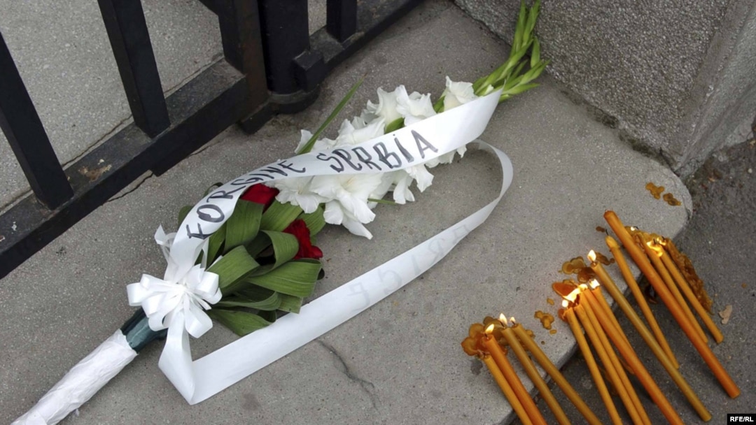 Sveće i cveće ispred Ambasade Francuske u Beogradu