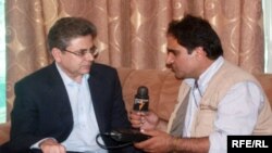 په كابل كې د پاکستان سفیرمحمد صادق خان د ازادۍ راډيو د خبريال پوښتنې ځوابوي