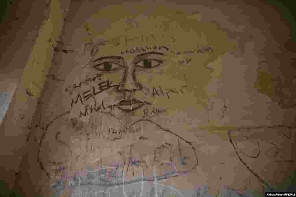 İllərdir bu saray qəsəbəyə gələn turistlərə vəyerli sakinlərə qapılarını açsa da, onlar sarayın bir çox hissəsində öz izlərini buraxıblar.