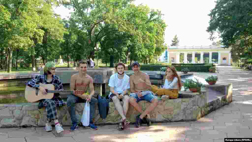 Un grup de tineri cu chitara petrecând timpul liber în parcul Pobeda (Victoria) de la Tiraspol