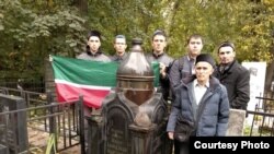 Татар активистлары Һади Максуди кабере янында