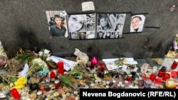 Sveće i fotografije stradalih u nesereći na Železničkoj stanici, Novi Sad, novembar 2025.