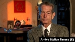 Regele Mihai l-a înfruntat pe Hitler, arestându-l pe mareșalul Ion Antonescu care se opunea ieșirii României din coaliția cu Germania nazistă. A înfruntat apoi ocupația sovietică și pe Stalin prin greva regală (1945) și apelul constant la anglo-americani. Aici în 2005.