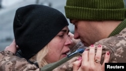 Ukrajinski vojnik se oprašta od svoje supruge koja ga je posetila tokom kratke pauze na prvoj liniji fronta, usred ruskog napada na Ukrajinu, na železničkoj stanici u Kramatorsku, Ukrajina, 14. februara 2024.