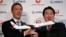 Исполнительный директор Airbus Фабрис Брегье и президент Japan Airlines Иосихару Уэки на пресс-конференции в Токио, 7 октября 2013 года