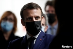 A választásokra készülve Macron kezdi felpörgetni a jobboldali retorikát. A kép 2021. március 1-jén készült, amikor a francia elnök ellátogatott egy Covid–19-oltóközpontba