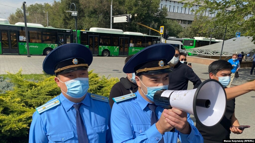 Сотрудники прокуратуры требуют не проводить не согласованный с властями митинг в Алматы. Иллюстративное фото