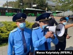 Представители прокуратуры предупреждают протестующих о «незаконности» протеста без согласия местных властей. Алматы, 18 сентября 2021 года