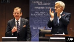 Vaclav Havel şi Jerzy Buzek