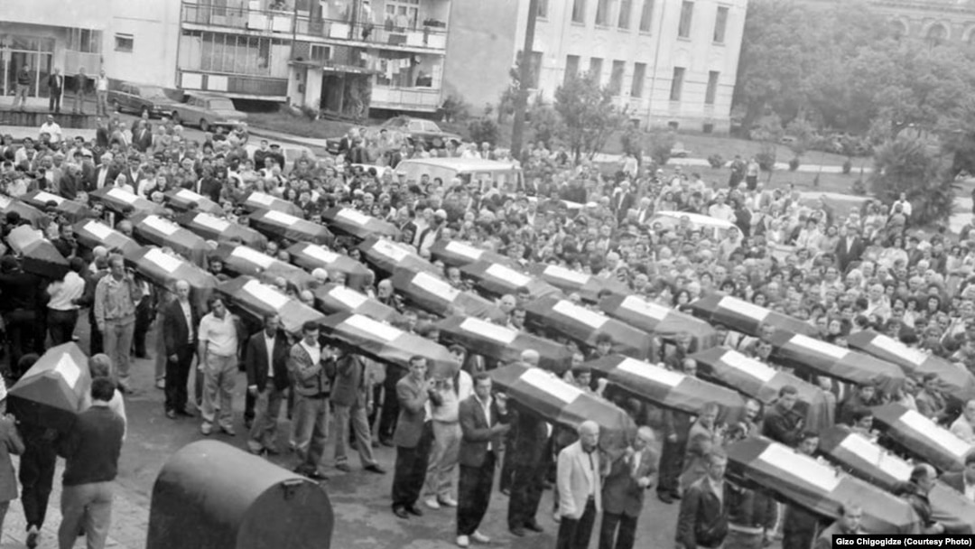 1990 წელს არქეოლოგიური გათხრების შედეგად, ქალაქის ცენტრალურ მოედანზე 1921 წელს ბათუმისათვის ბრძოლებში დაღუპული 50 მეომრის ნეშტი აღმოაჩინეს.