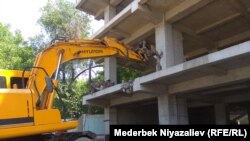 Ошто сүрдүрүлүп жаткан үйлөрдүн бири. 