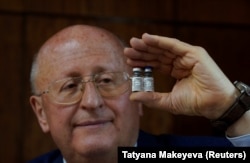 Александр Гинцбург, директор Национальный исследовательский центр эпидемиологии и микробиологии имени Н. Ф. Гамалеи, демонстрирует разработанную центром вакцину от коронавируса "Спутник V"
