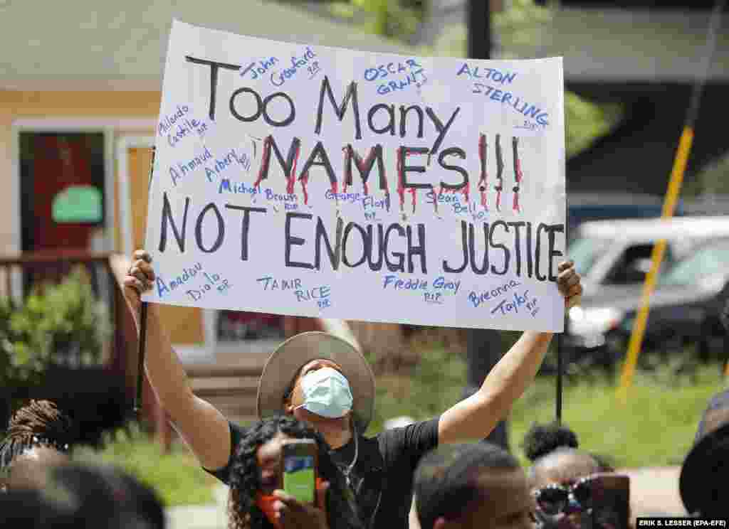 Протестувальник із плакатом біля відділку поліції в Атланті. На плакаті напис: &laquo;Занадто багато імен!!! Не вистачає справедливості&raquo;