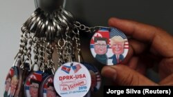 Privezak za ključeve sa likom severnokorejskog lidera Kim Džong Una i američkog predsednika Donalda Trampa, Hanoj