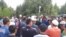 Қирғизистоннинг Қорабулоқ қишлоғи аҳолиси тожикистонликлар қўлга олган ҳамқишлоқлари озод этилишини талаб қилиб митинг ўтказмоқда.