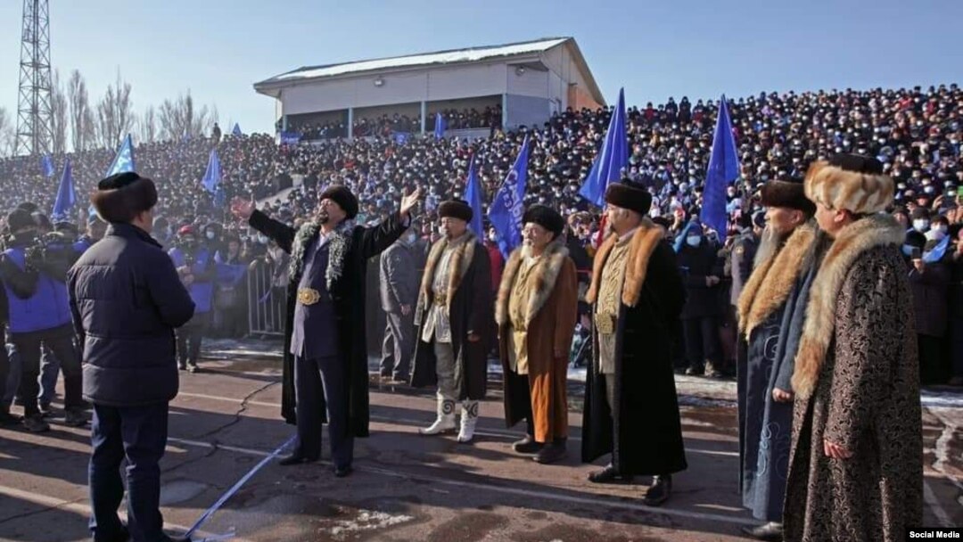 Талапкер Садыр Жапаровдун Караколдогу эл менен жолугушуусунда тартылган сүрөт.