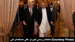 اسد قیصر (راست) رئیس اسامبله ملی پاکستان در دیدار با داکتر عبدالله عبدالله، رئیس شورای عالی مصالحه ملی افغانستان
