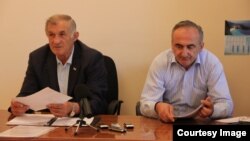 Юрий Ардзинба и адвокат Омиани Логуа предъявили журналистам пакет с поддельными печатями и штампами, которые были изъяты из сейфа Павла Лещука после его спешного отъезда