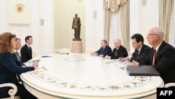 რუსეთის სახელმწიფო სააგენტო "სპუტნიკის" მიერ გავრცელებულ ამ ფოტოზე ასახულია აშშ-ის პრეზიდენტ დონალდ ტრამპის წარგზავნილ სტივ უიტკოფის და ტრამპის სიძის, ჯარედ კუშნერისა და რუსეთის პრეზიდენტ ვლადიმირ პუტინის, იური უშაკოვისა და კირილ დმიტრიევის 2 დეკემბრის შეხვედრის დასაწყისი.