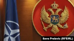 Zastava Nato saveza i grb Crne Gore