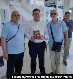 Janićević (L) sa tadašnjim pomoćnikom ministra za rad, boračka i socijalna pitanja Milošem Kovačevićem (u sredini) u Kraljevu, 22. jul 2023.